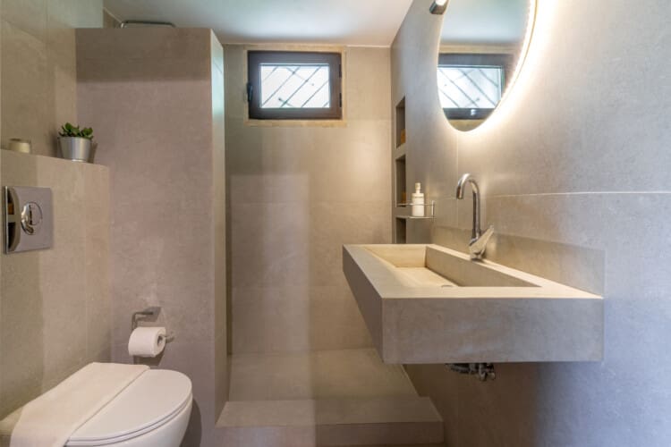 Bathroom with Shower and WC