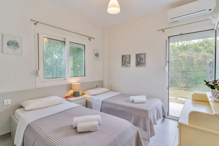 Single beds bedroom with garden entry