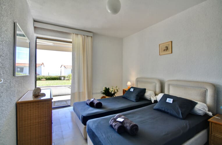 Bedroom with two single beds