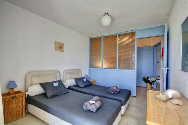 Bedroom with two single beds