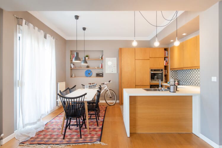 Fully equipped kitchen and dining area