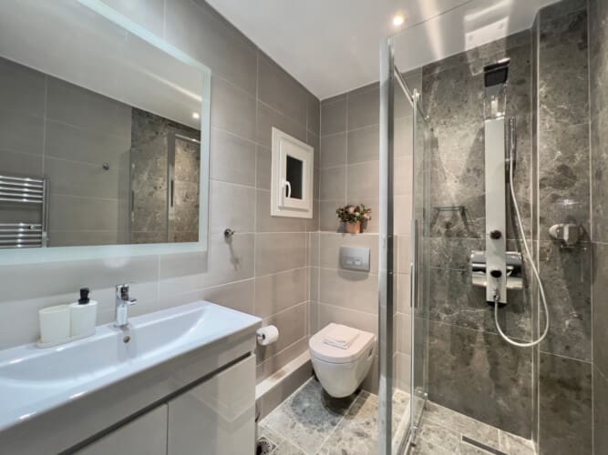 Bathroom with Shower and WC