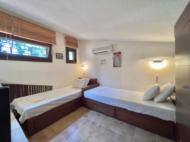 Bedroom with two single beds