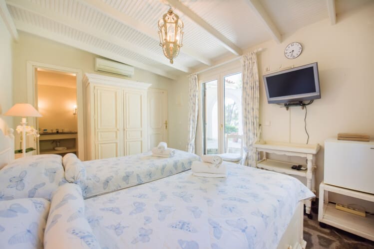 Bedroom with two single beds