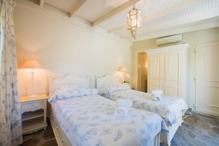 Bedroom with two single beds