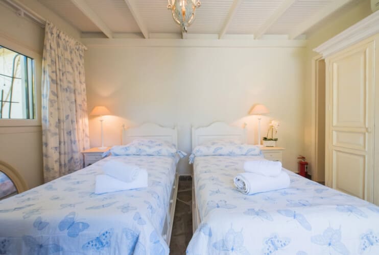 Bedroom with two single beds