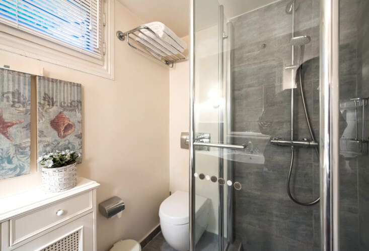 Bathroom with Shower and WC