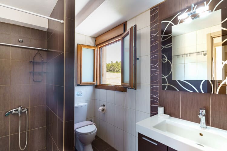 Bathroom with Shower and WC