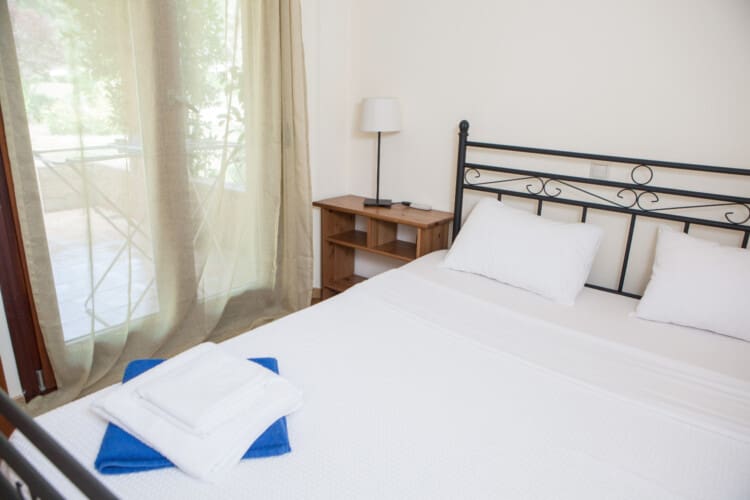 Second bedroom with queen size bed