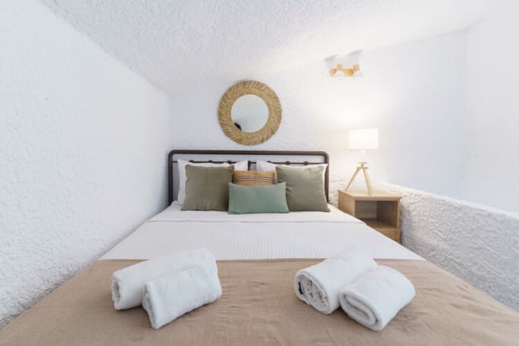 Second bedroom with queen size bed