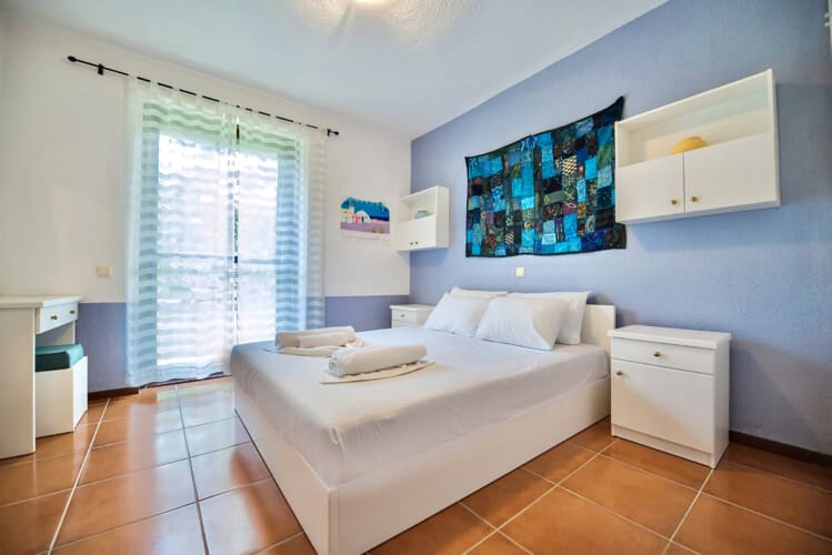 Bedroom with queen size bed