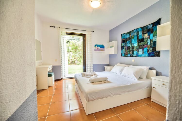 Bedroom with queen size bed