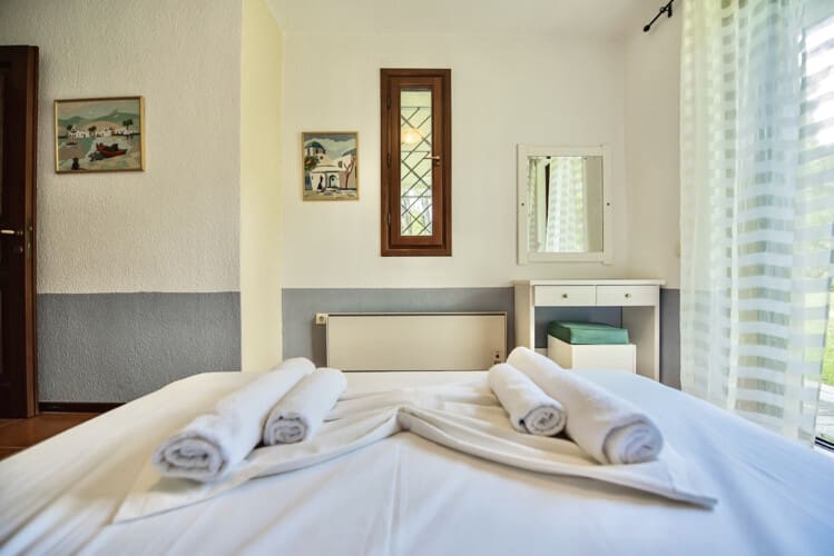 Bedroom with queen size bed