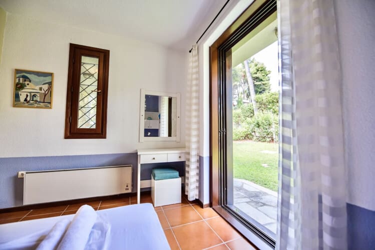 Bedroom with garden view