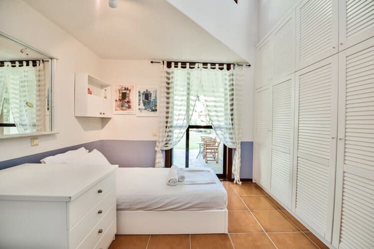 Bedroom with twins beds