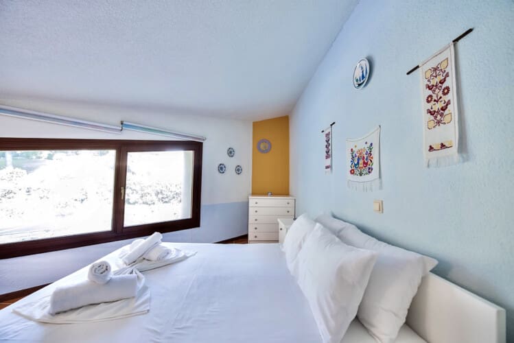 Bedroom with queen size bed