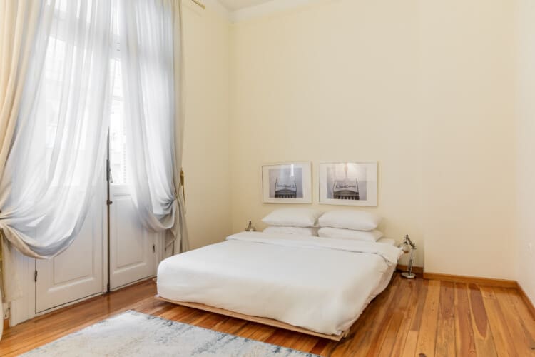 Bedroom with queen size bed