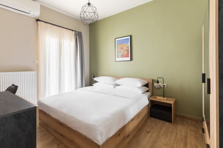 Bedroom with queen size bed