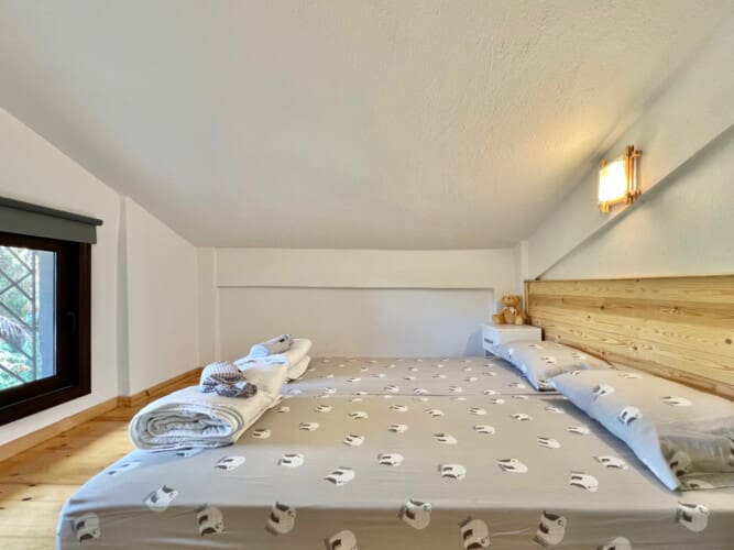 Bedroom with twins bed