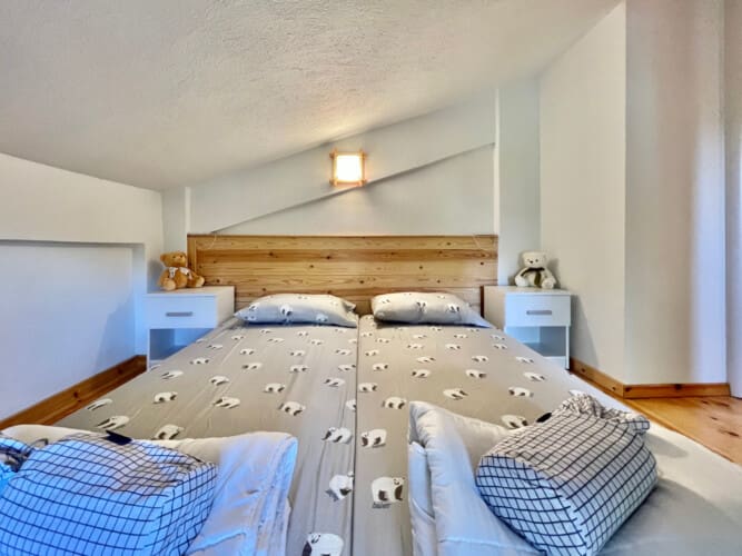 Bedroom with twins beds