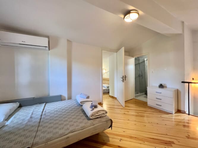 Bedrrom with queen size bed and bathroom