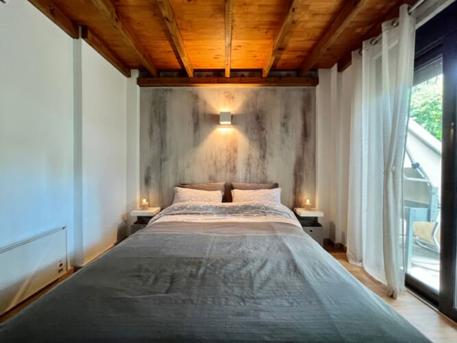 Master bedroom with queen size bed