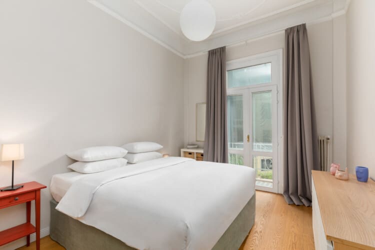 Second bedroom with queen size bed