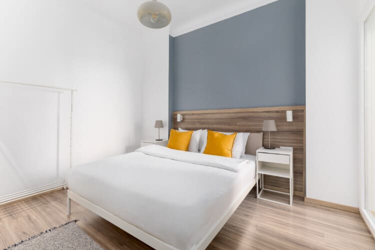 Bedroom with queen size bed