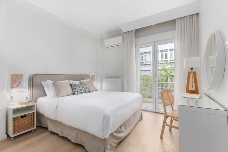 Bedroom with queen size bed