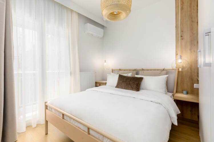 Bedroom with queen size bed