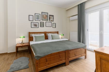 Master bedroom with queen size bed