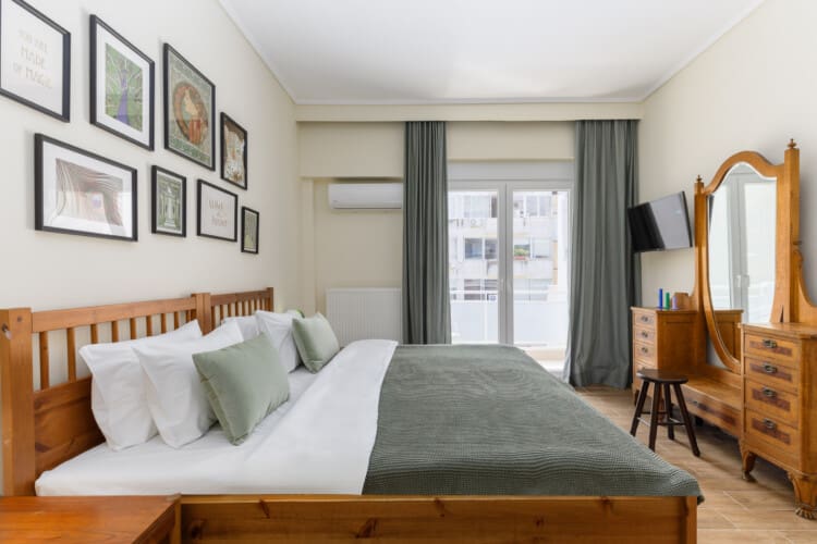 Master bedroom with queen size bed