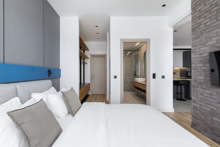 Bedroom with queen size bed