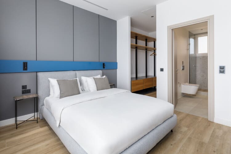 Bedroom with queen size bed